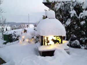 Adventsfenster im Schnee